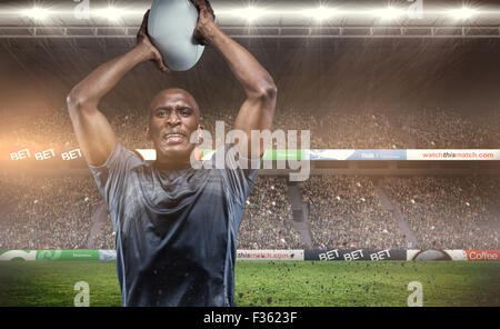 Immagine composita di determinata sportsman gettando la sfera di rugby Foto Stock