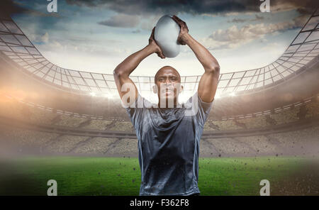 Immagine composita di determinata sportsman gettando la sfera di rugby Foto Stock