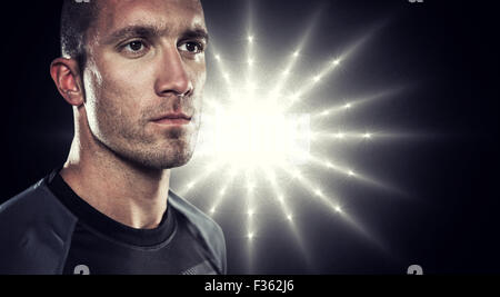 Immagine composita di close-up di grave giocatore di rugby che guarda lontano Foto Stock
