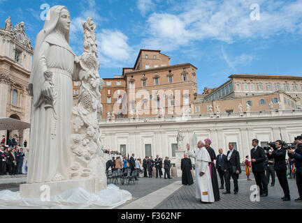 Città del Vaticano. 30 Settembre, 2015. Papa Francesco ospita udienza generale in piazza San Pietro il 30 settembre 2015 in Vaticano. © Massimo Valicchia/Alamy Live NewsVatican città. Papa Francesco sta in piedi di fronte ad una statua di Santa Rita da Cascia, al termine dell udienza generale in Piazza San Pietro in Vaticano Mercoledì, Settembre 30, 2015. Credito: Massimo Valicchia/Alamy Live News Foto Stock