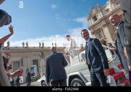 Città del Vaticano. 30 Settembre, 2015. Papa Francesco ospita udienza generale in piazza San Pietro il 30 settembre 2015 in Vaticano. Credito: Massimo Valicchia/Alamy Live News Foto Stock