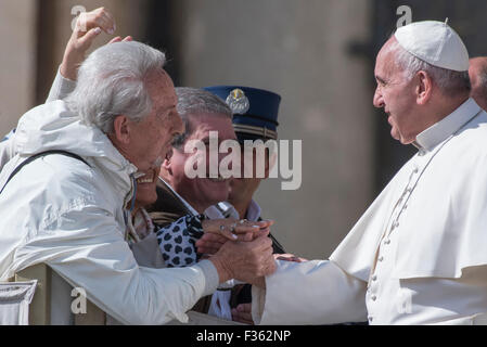 Città del Vaticano. 30 Settembre, 2015. Papa Francesco ospita udienza generale in piazza San Pietro il 30 settembre 2015 in Vaticano. Credito: Massimo Valicchia/Alamy Live News Foto Stock