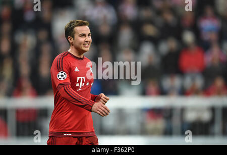 Monaco di Baviera Mario Goetze sorrisi durante la Champions League Gruppo F match Bayern Munich vs Dinamo Zagreb a Monaco di Baviera, Germania, il 29 settembre 2015. Monaco ha vinto 5:0. Foto: Andreas Gebert/dpa Foto Stock