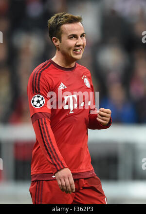 Monaco di Baviera Mario Goetze sorrisi durante la Champions League Gruppo F match Bayern Munich vs Dinamo Zagreb a Monaco di Baviera, Germania, il 29 settembre 2015. Monaco ha vinto 5:0. Foto: Andreas Gebert/dpa Foto Stock