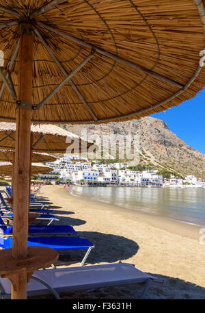 Ombrelloni e sdraio sulla spiaggia di Kamares, Kamares Town, Sifnos, Cicladi Grecia Foto Stock