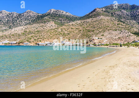 Famiglia amichevole acque poco profonde di Kamares Beach, Città Kamares, Sifnos, Cicladi Grecia Foto Stock