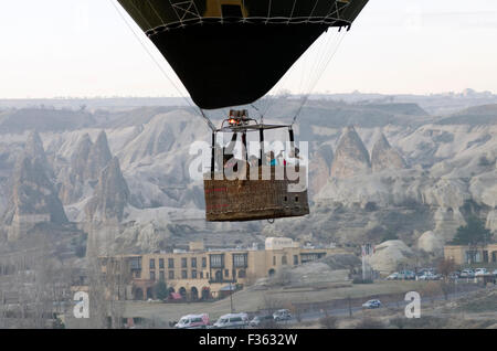 Fondo surreale paesaggio in Cappadocia, Anatolia centrale, la Turchia con i turisti in precedenza in una mongolfiera Foto Stock