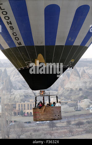 Fondo surreale paesaggio in Cappadocia, Anatolia centrale, la Turchia con i turisti in precedenza in una mongolfiera Foto Stock