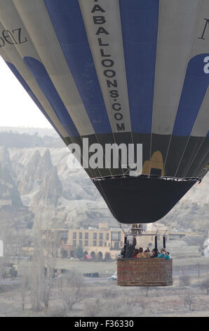 Fondo surreale paesaggio in Cappadocia, Anatolia centrale, la Turchia con i turisti in precedenza in una mongolfiera Foto Stock