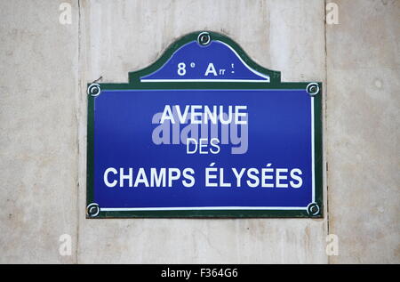 Champs Elysees street firmano a Parigi, Francia Foto Stock