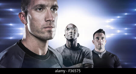 Immagine composita di close-up di grave giocatore di rugby che guarda lontano Foto Stock