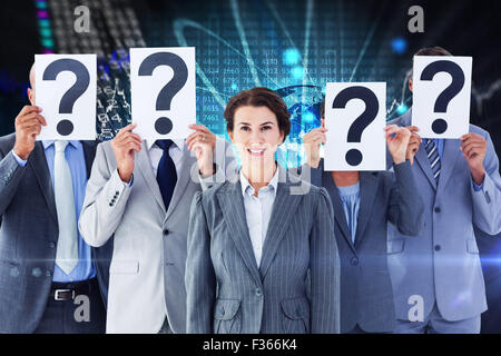 Immagine composita di colleghi di lavoro nascondendo loro faccia con punto interrogativo segno Foto Stock