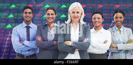 Immagine composita della gente di affari con le braccia incrociate sorridente in telecamera Foto Stock