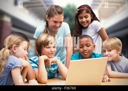 Immagine composita di graziosi gli studenti usando computer tablet in libreria Foto Stock