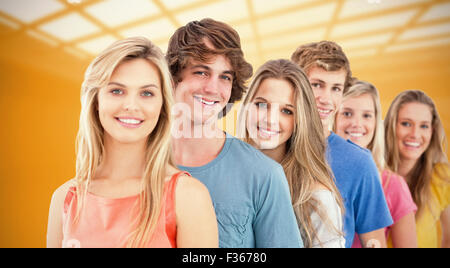 Immagine composita di un gruppo sorridente in piedi dietro ogni altro Foto Stock
