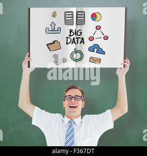 Immagine composita del nerd che mostra un libro Foto Stock