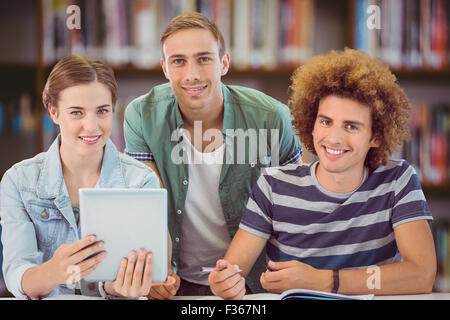 Immagine composita della moda degli studenti che utilizzano tablet Foto Stock