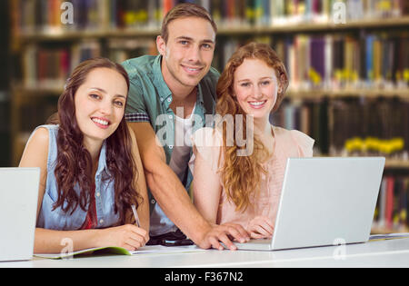 Immagine composita di studenti di moda utilizzando laptop Foto Stock