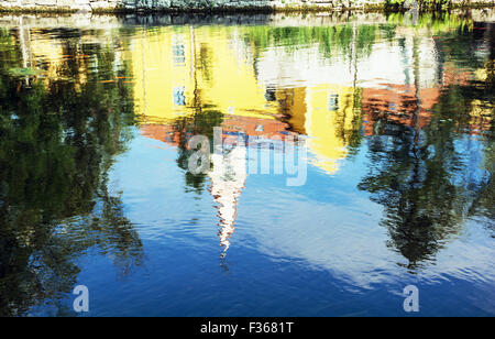 Chiesa e convento di Tapolca è in mirroring il livello delle acque del lago. Ungheria, Europa centrale. Foto Stock