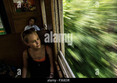 Viaggio in treno in Myanmar. (Trainline per il ponte sul fiume Kwai) Foto Stock