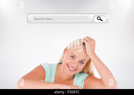 Immagine composita di close up di una donna in piedi dietro una lavagna Foto Stock