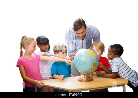 Immagine composita di graziosi gli alunni e gli insegnanti guardando il globo in biblioteca Foto Stock