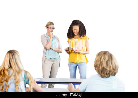 Studente spiegando le note oltre a insegnante in classe Foto Stock