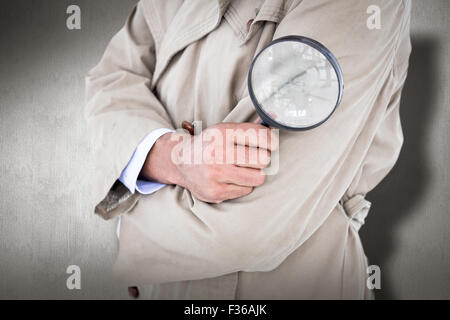 Immagine composita di spy guardando attraverso la lente di ingrandimento Foto Stock