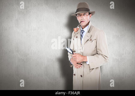 Immagine composita di spy guardando attraverso la lente di ingrandimento Foto Stock