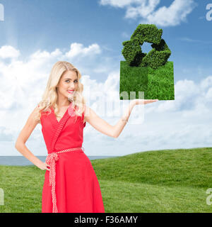Immagine composita della donna azienda prato prenota Foto Stock