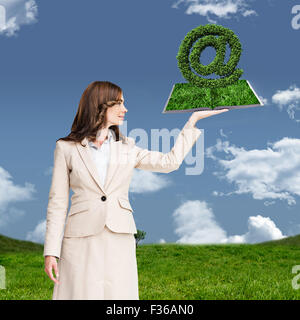 Immagine composita della donna azienda prato prenota Foto Stock