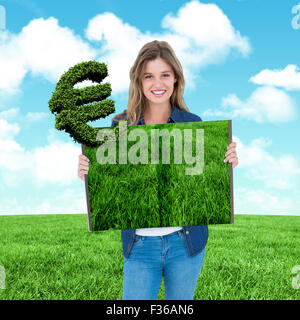 Immagine composita della donna azienda prato prenota Foto Stock