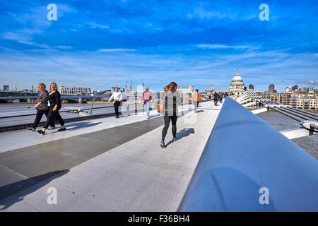 Il London Millennium passerella è una sospensione in acciaio ponte che attraversa il fiume Tamigi a Londra Foto Stock