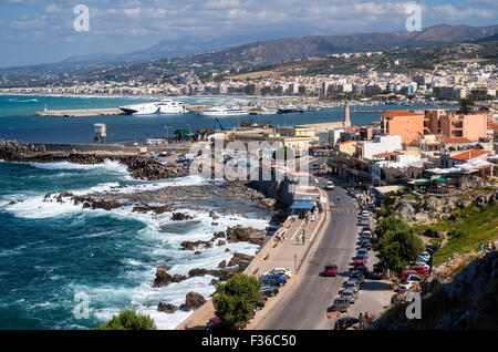 Vista dalla Fortezza del porto di Rethymnon a Creta Foto Stock