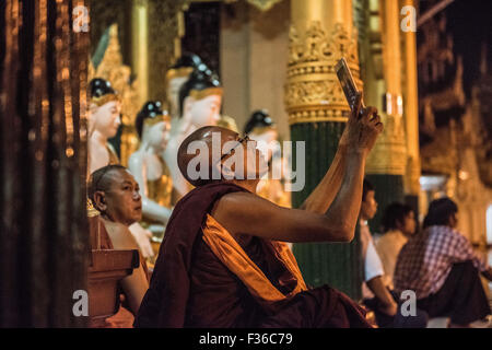 Shwedagon pagoda Yangon, Myanmar Foto Stock