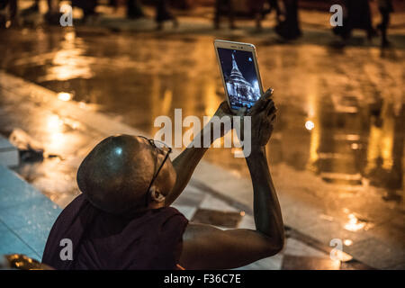 Shwedagon pagoda Yangon, Myanmar Foto Stock