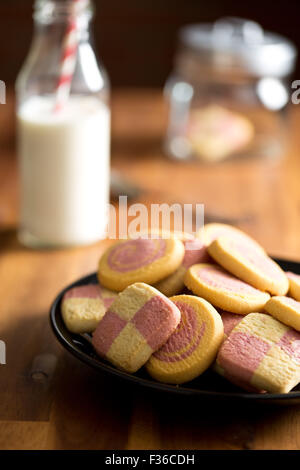 Colorato i biscotti al burro sul tavolo da cucina Foto Stock