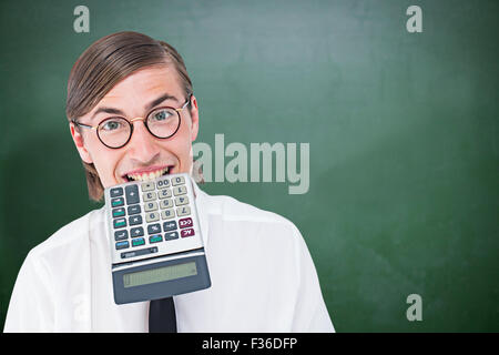 Immagine composita di geeky sorridente imprenditore calcolatrice pungente Foto Stock