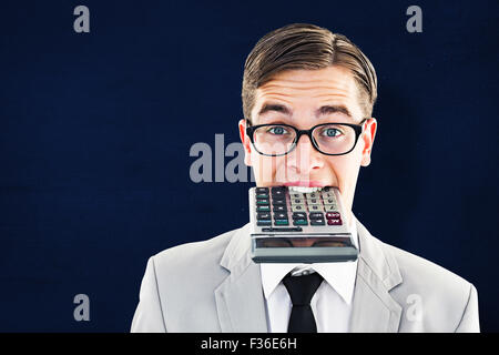 Immagine composita di geeky sorridente imprenditore calcolatrice pungente Foto Stock