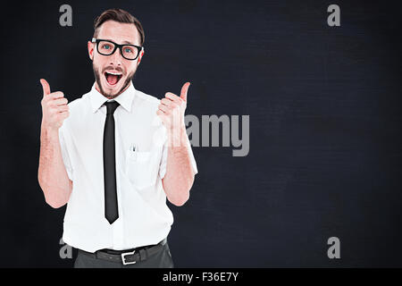 Immagine composita di geeky giovane uomo che mostra pollice in alto Foto Stock