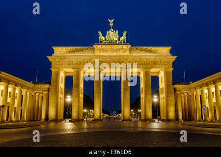 La Porta di Brandeburgo / Brandenburger Tor Berlin, Germania illuminata da proiettori nelle prime ore del mattino. Foto Stock