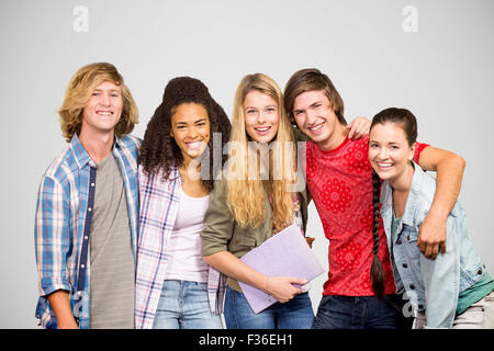 Immagine composita di allegro studenti del college in libreria Foto Stock