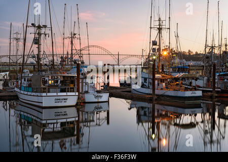 Twilight calma a Newport Harbour con il Yaquina Bay Bridge su Oregon del litorale centrale. Foto Stock