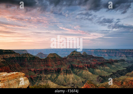 Estate sunrise oltre i tre templi e North Rim Arizona Grand Canyon National Park da Bright Angel Point. Foto Stock