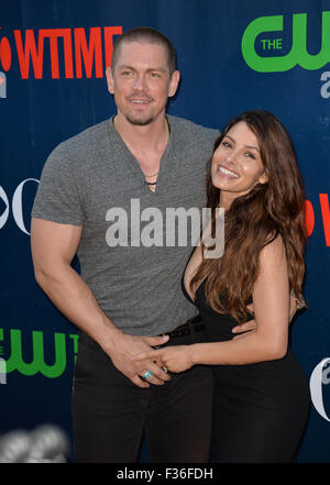 LOS ANGELES, CA - Agosto 10, 2015: Sarah Shahi & marito Steve Howey presso il CBS - Showtime & CW TCA Summer Party presso il Pacific Design Center, West Hollywood. Foto Stock