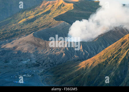 Monte Bromo, mentre il fumo e la polvere proveniente dal cratere di mattina con zoom in remoto. Foto Stock