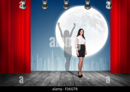 Imprenditrice sorge sulla scena con tende Foto Stock