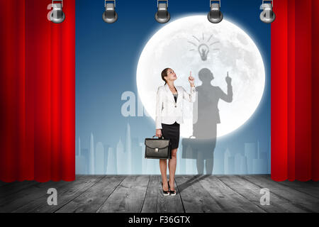 Imprenditrice sorge sulla scena con tende Foto Stock