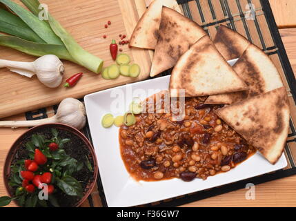 Chili con carne con pepe, garlicsr e tortillas Foto Stock