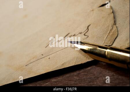 Firma su una vecchia carta Foto Stock